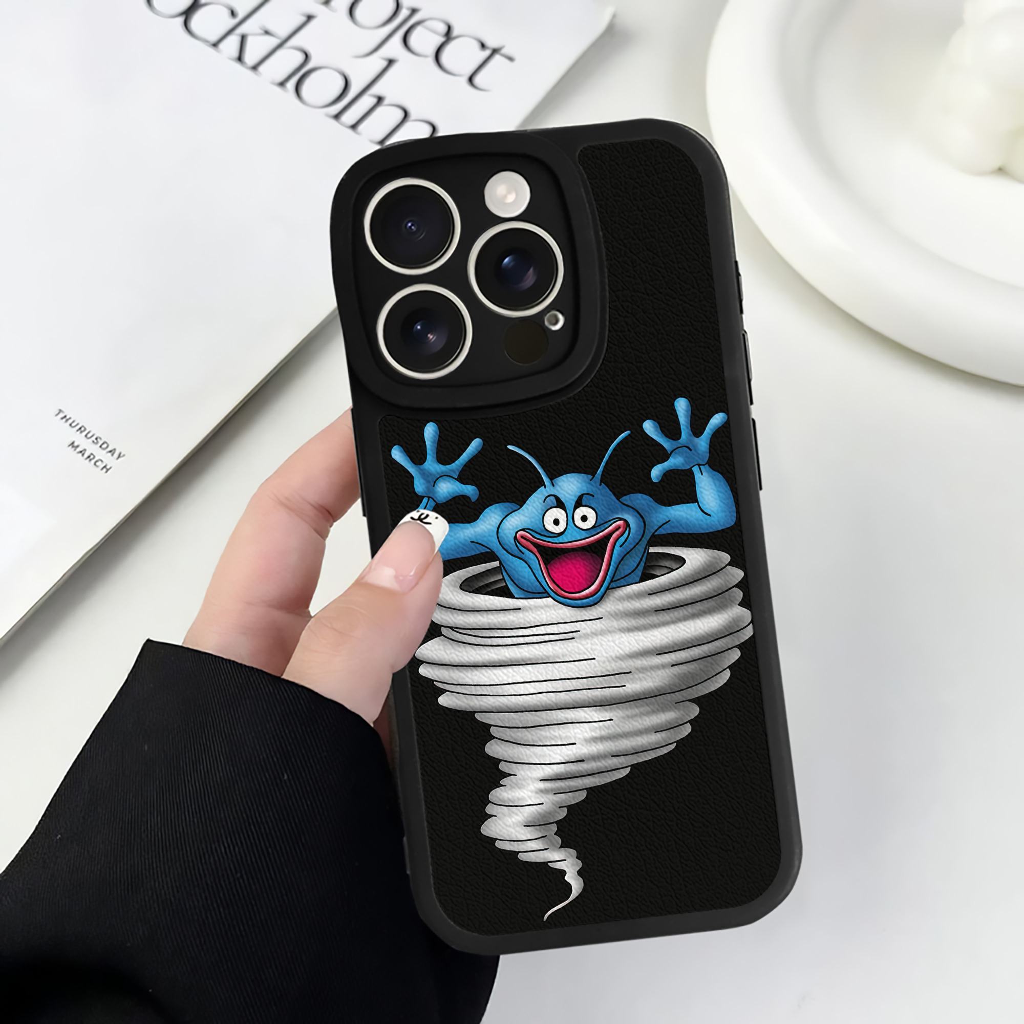 （画像用） ドラゴンクエスト Doragon Kuesuto Dragon Quest 【iPhone 16シリーズ対応】シリコンスマホケース（レザー調） 材質：シリコン